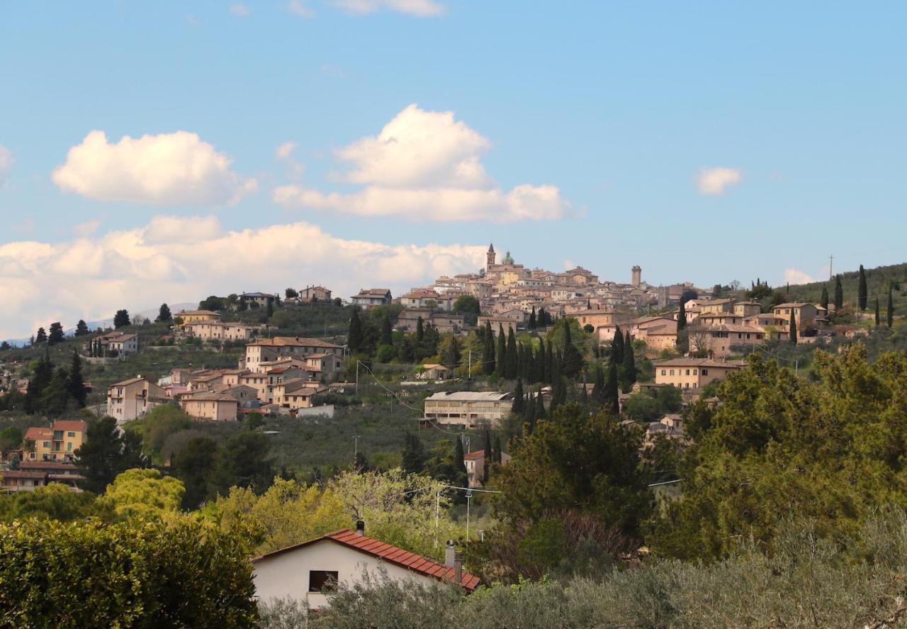 Corte Fratini Appartamenti Trevi Exterior foto